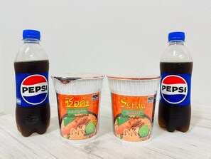 Drei Flaschen und zwei Behälter mit Pepsi-Branding.