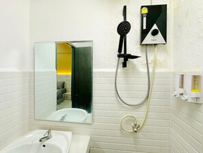 Chambre Double Standard | Salle de bain | Douche, serviettes fournies, savon, shampoing