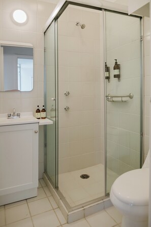 Bathroom - Beautiful 1BR in the heart of Condesa featuring a spacious equipped kitchen, cozy TV lounge, full bathroom, washer, and comfortable bedroom. Sofa bed available for 1 child. Perfect for enjoying one of CDMX’s best neighborhoods. (Cuauhtémoc)