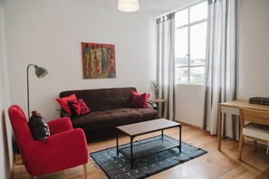 Living area - Beautiful 1BR in the heart of Condesa featuring a spacious equipped kitchen, cozy TV lounge, full bathroom, washer, and comfortable bedroom. Sofa bed available for 1 child. Perfect for enjoying one of CDMX’s best neighborhoods. (Cuauhtémoc)