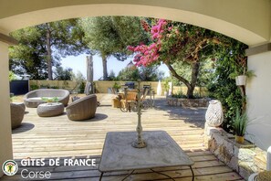 Outdoor dining - Vrbo Property (AFA)