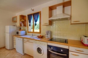 Private kitchen - Vrbo Property (SPELONCATO)