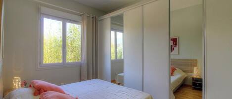 Travel cot, free WiFi
