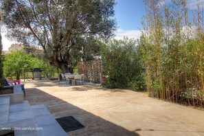 Outdoor dining - Vrbo Property (SAINTE LUCIE DE PORTO VECCHIO)
