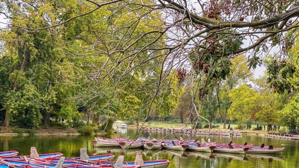 A calm lake with boats docked along the shore, surrounded by trees and greenery. - Bois de Vincennes - Luxury & Balcony - 4P (Saint-Mandé)