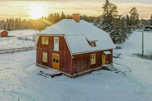 Exterior - Red house from 1921 by the Vasaloppet trail (Älvdalen)