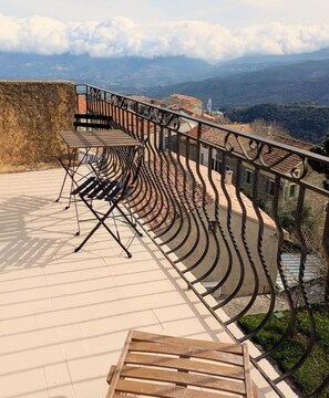 Outdoor dining - Vrbo Property (SANTO PIETRO DI TENDA)
