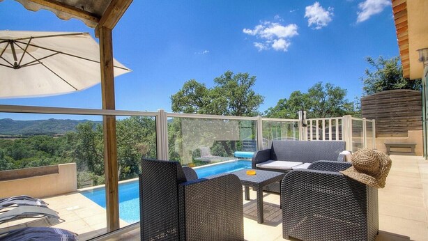 A balcony with wicker furniture, a pool, and a view of the landscape. - Serenity - SOTTA - Gîte (SOTTA)