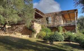 A stone building with a wooden balcony, surrounded by greenery. - Vaddonu - FIGARI - Gîte (FIGARI)