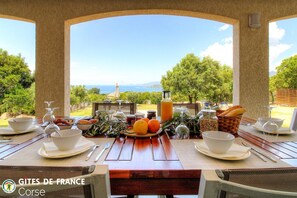 Outdoor dining - Vrbo Property (CALCATOGGIO)
