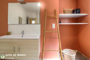 Bathroom - Vrbo Property (CALCATOGGIO)