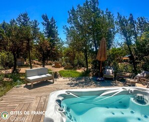 Outdoor spa tub - Vrbo Property (COTI CHIAVARI)
