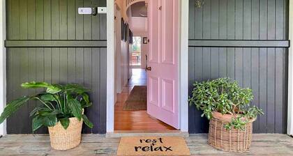 The Pink Door - 3 Bedroom Cottage - Walking Distance to Town