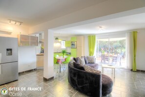 Living area - Vrbo Property (COTI CHIAVARI)