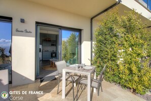 Outdoor dining - Vrbo Property (AJACCIO)