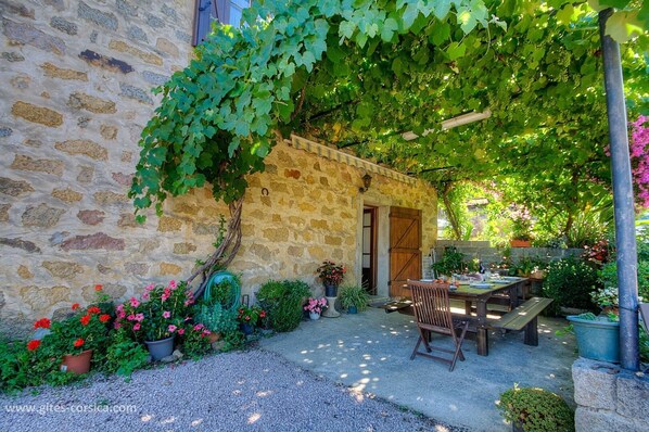 Outdoor dining - Vrbo Property (ECCICA SUARELLA)