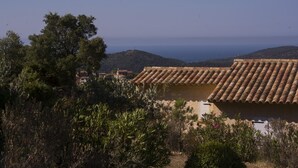 A building with a tiled roof, surrounded by vegetation and hills in the background. - Swimming pool, comfort and unspoilt surroundings: everything you need to discover the far south is here. (MONACIA D'AULLENE)