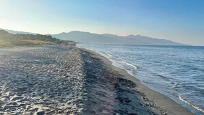 A beach with a clear sky and distant mountains. - CasaNina - BORGO - Guest house (BORGO)