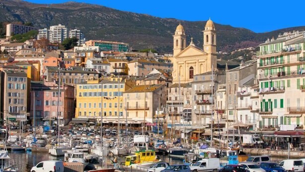 A coastal town with colorful buildings, a church with two towers, and a marina with boats. - CasaNina - BORGO - Guest house (BORGO)