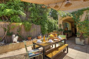 Outdoor dining - Vrbo Property (CARGESE)