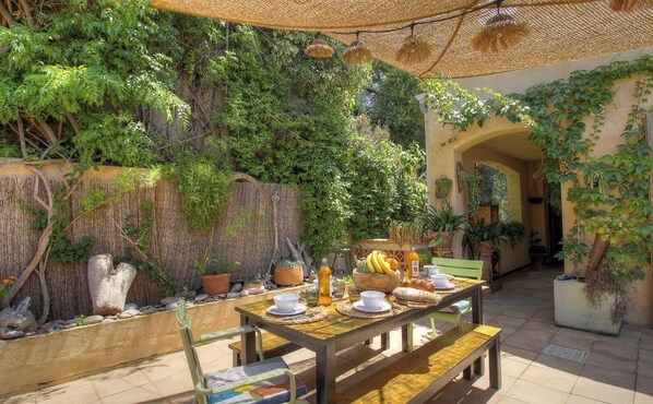تناول الطعام بالخارج