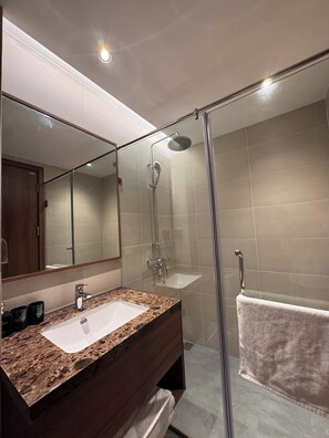 Chambre Junior Double ou avec lits jumeaux | Salle de bain | Douche, articles de toilette gratuits, sèche-cheveux, chaussons