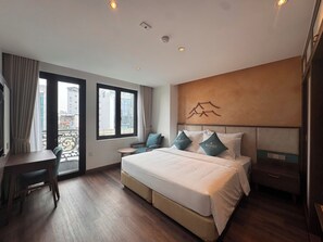 Quarto casal ou duplo luxo, sacada | Escrivaninha, cortinas blackout, Wi-Fi de cortesia