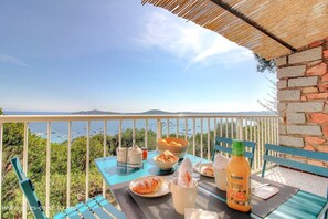 Outdoor dining - Vrbo Property (SAINTE LUCIE DE PORTO VECCHIO)