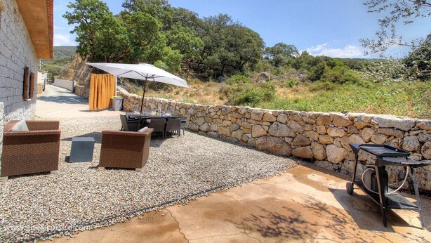 A patio with stone walls, outdoor furniture, and a grill. - Calm - VIGGIANELLO - Gîte (VIGGIANELLO)