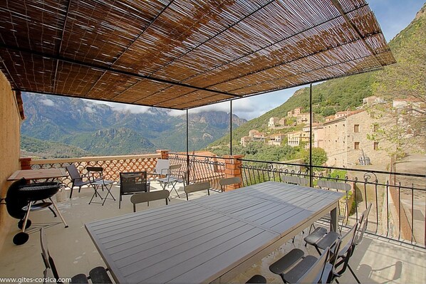 Outdoor dining - Vrbo Property (OTA)