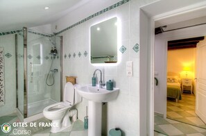 Bathroom - Vrbo Property (SANT'ANDREA DI COTONE)