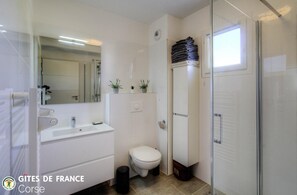Bathroom - Vrbo Property (FOLELLI)