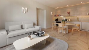 Una sala de estar moderna con un sofá, una mesa de centro y un comedor.
