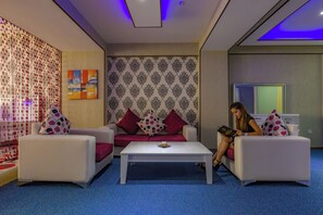 Suite, City View | Living area - Golden Plaza Hotel (Bakı)