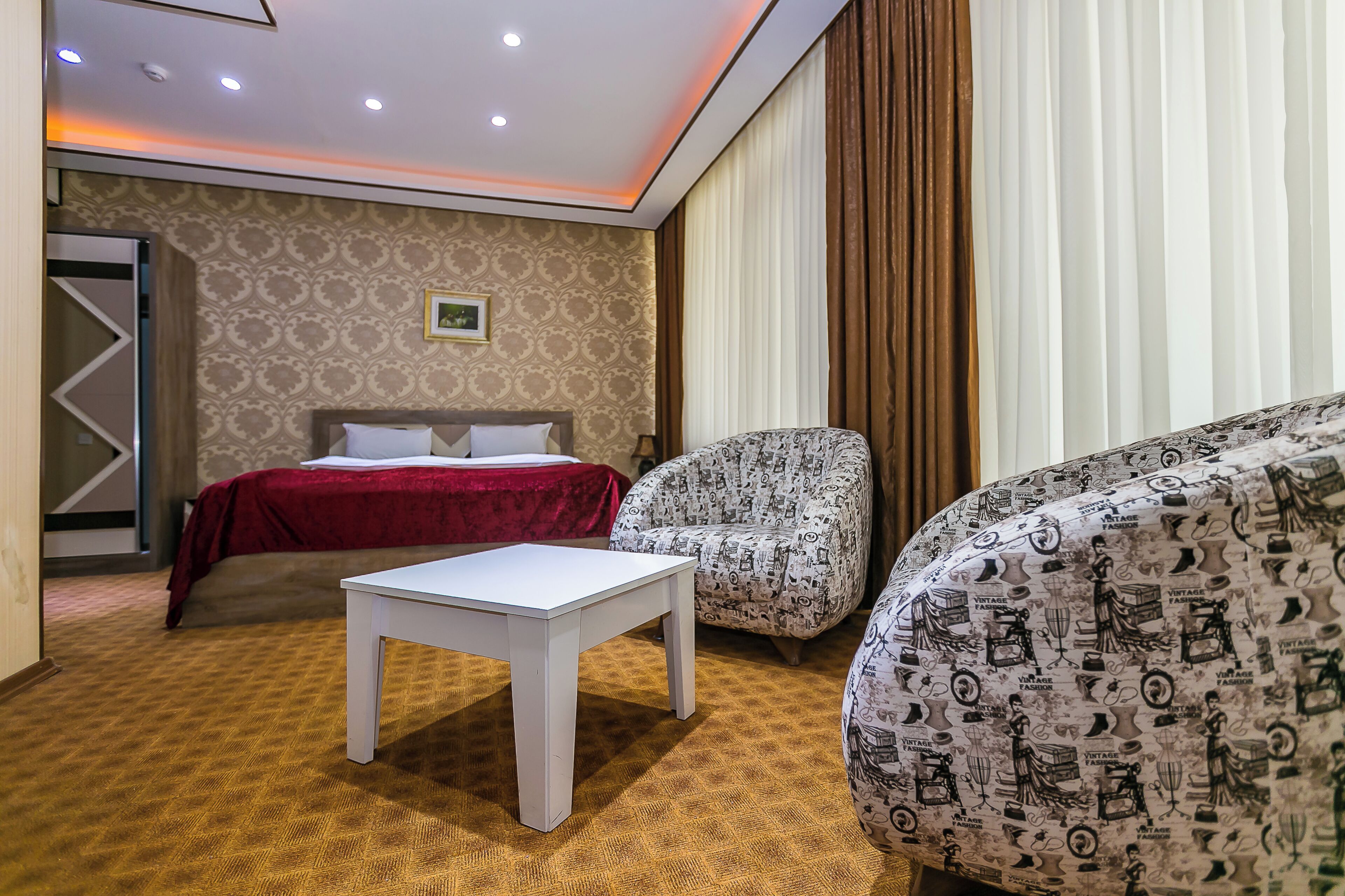 Een bureau, een laptopwerkplek, gratis wifi, beddengoed