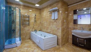 Ducha, artículos de tocador gratuitos, secador de pelo, pantuflas