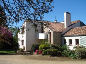 Exterior - Guest Room “La Grange Fleurie” with Shared Terrace, Garden, and Wi-Fi (Rochechouart)
