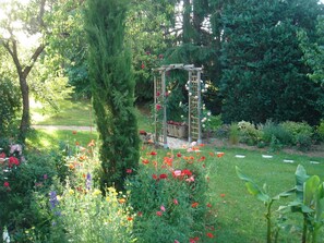 Property grounds - Guest Room “La Grange Fleurie” with Shared Terrace, Garden, and Wi-Fi (Rochechouart)