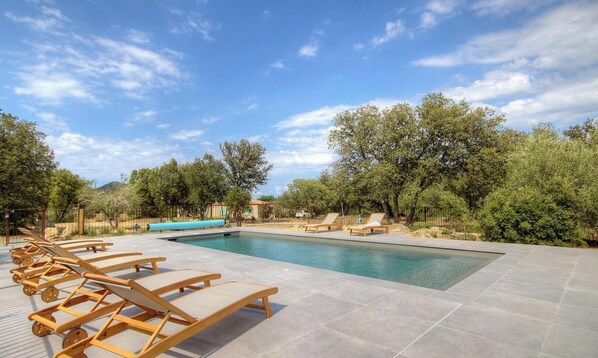 A swimming pool with lounge chairs and a clear sky. - U Pagliaghju - SPELONCATO (SPELONCATO)