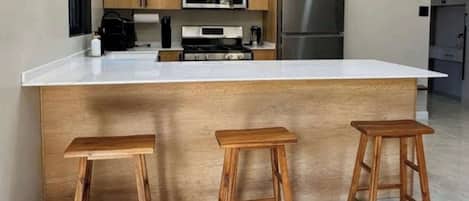 Réfrigérateur, four à micro-ondes, un four, surface de cuisson