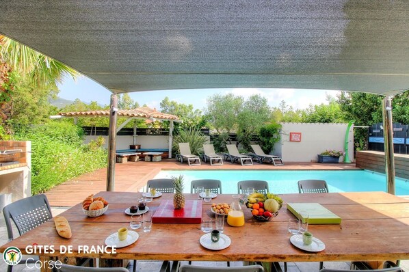 Outdoor dining - Vrbo Property (SAN GAVINO DI CARBINI)