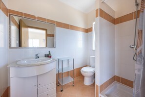 Bathroom - Vrbo Property (Areias de Porches)
