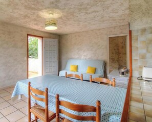 Une chambre à coucher avec un lit, une table, des chaises, une armoire et une fenêtre.
