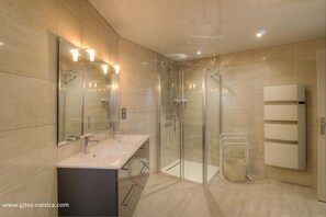 Bathroom - Vrbo Property (CALCATOGGIO)