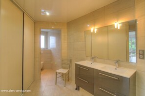 Bathroom - Vrbo Property (CALCATOGGIO)