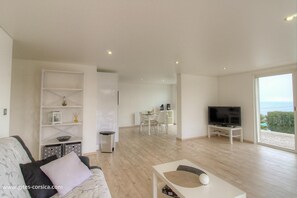 Living area - Vrbo Property (CALCATOGGIO)