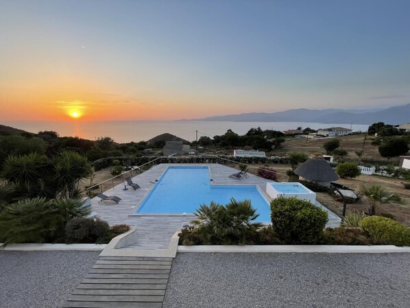 A swimming pool with a view of the sunset and mountains. - Villa di Charma Marion (CALCATOGGIO)