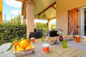 Outdoor dining - Vrbo Property (CUTTOLI CORTICCHIATO)