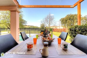 Outdoor dining - Vrbo Property (CUTTOLI CORTICCHIATO)