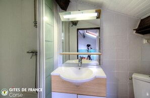 Bathroom - Vrbo Property (SORBU OCAGNANU)